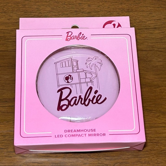 BARBIE Compact Mirror with LED Light and Pink Barbie Dreamhouse Design, NEW! - Picture 1 of 2